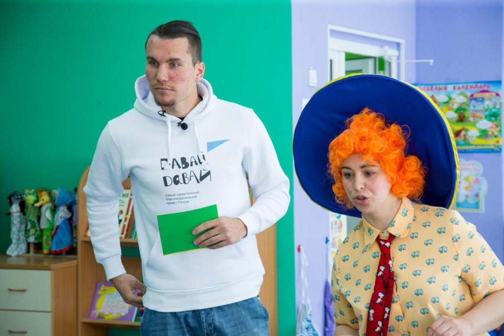 Антон Заболотный работает воспитателем в детском саду