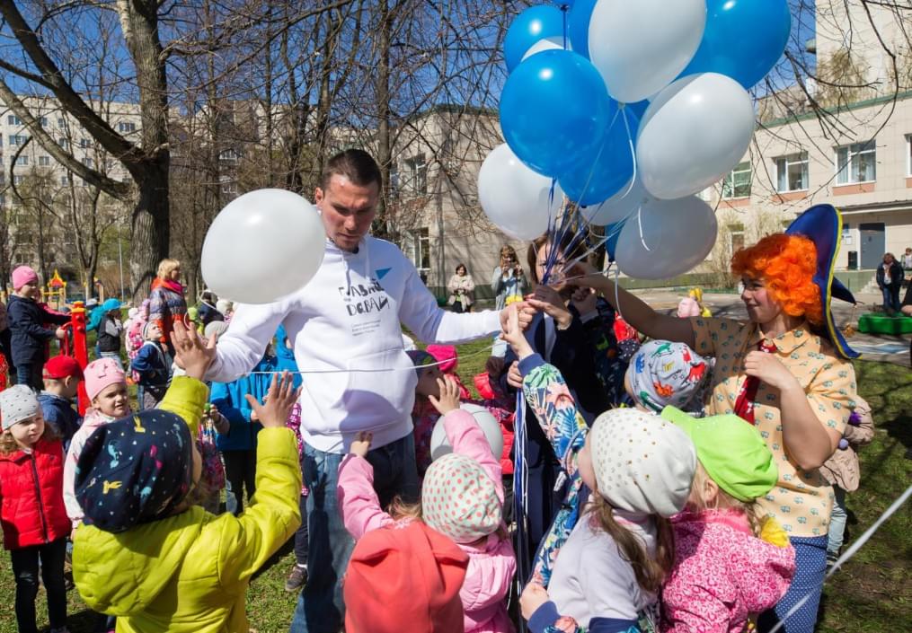 Антон Заболотный работает воспитателем в детском саду