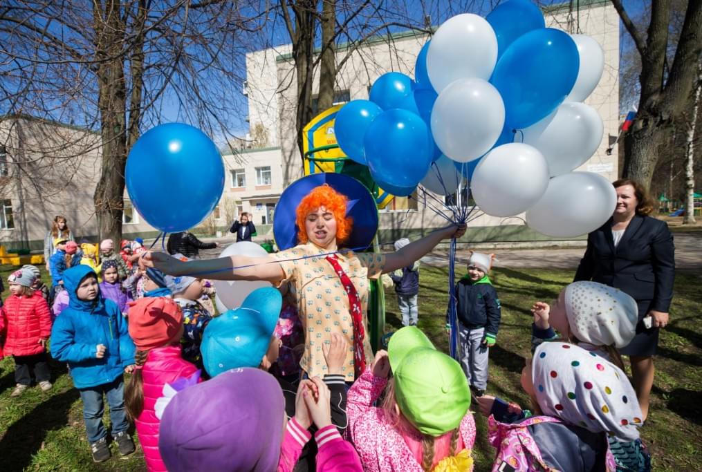 Антон Заболотный работает воспитателем в детском саду