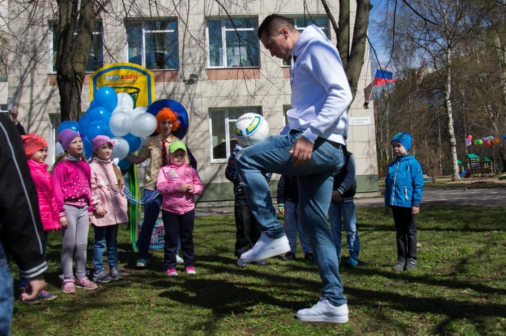 Антон Заболотный работает воспитателем в детском саду