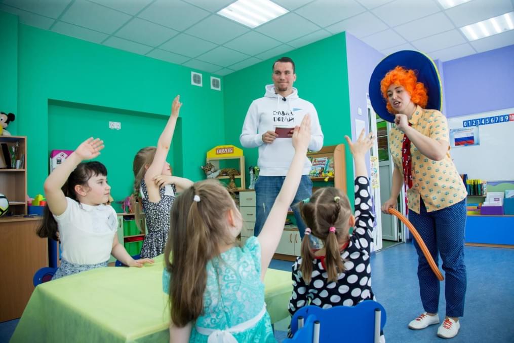 Антон Заболотный работает воспитателем в детском саду