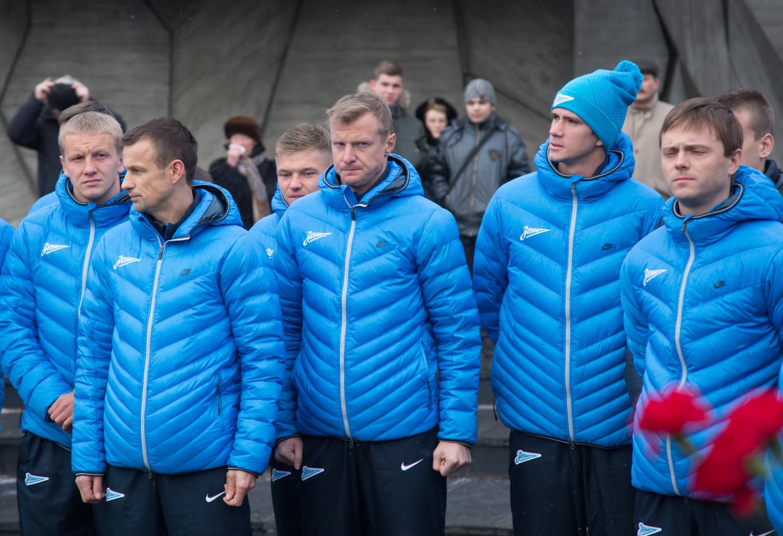 Футболисты ФК «Зенит» возложили цветы к монументу героическим защитникам Ленинграда
