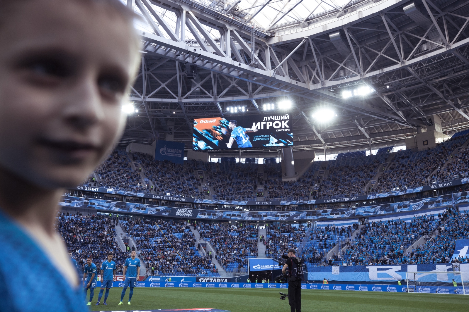 Ярослав вручает награду G-Drive «Лучший игрок сентября» Себастьяну Дриусси, нападающему ФК «Зенит»