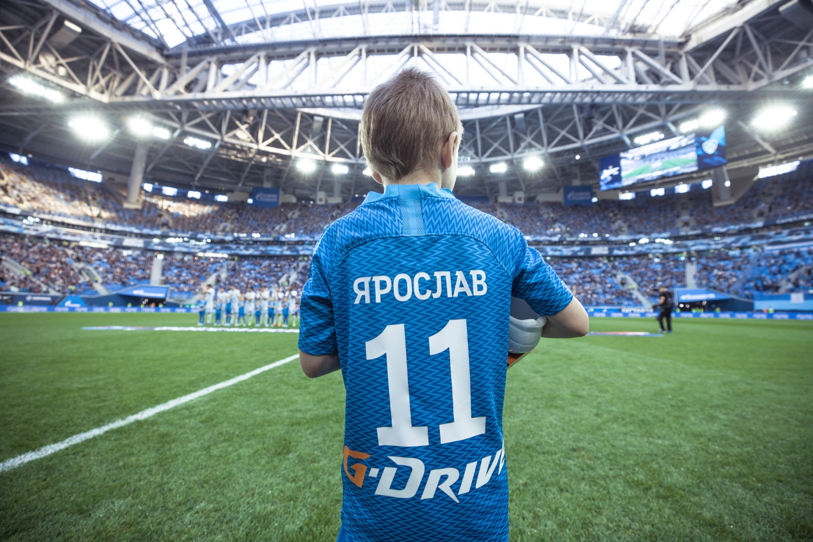 Ярослав вручает награду G-Drive «Лучший игрок сентября» Себастьяну Дриусси, нападающему ФК «Зенит»