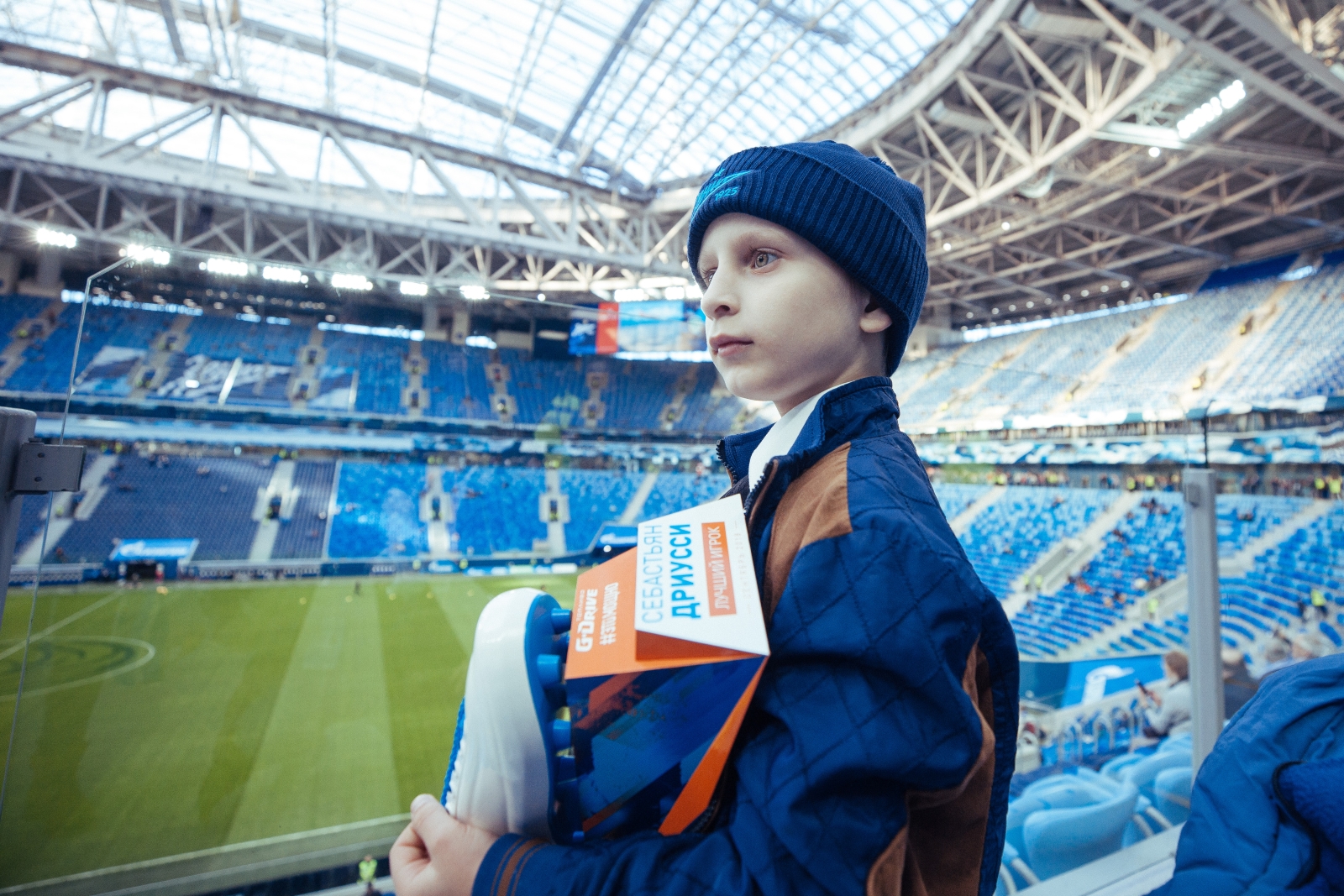 Ярослав вручает награду G-Drive «Лучший игрок сентября» Себастьяну Дриусси, нападающему ФК «Зенит»