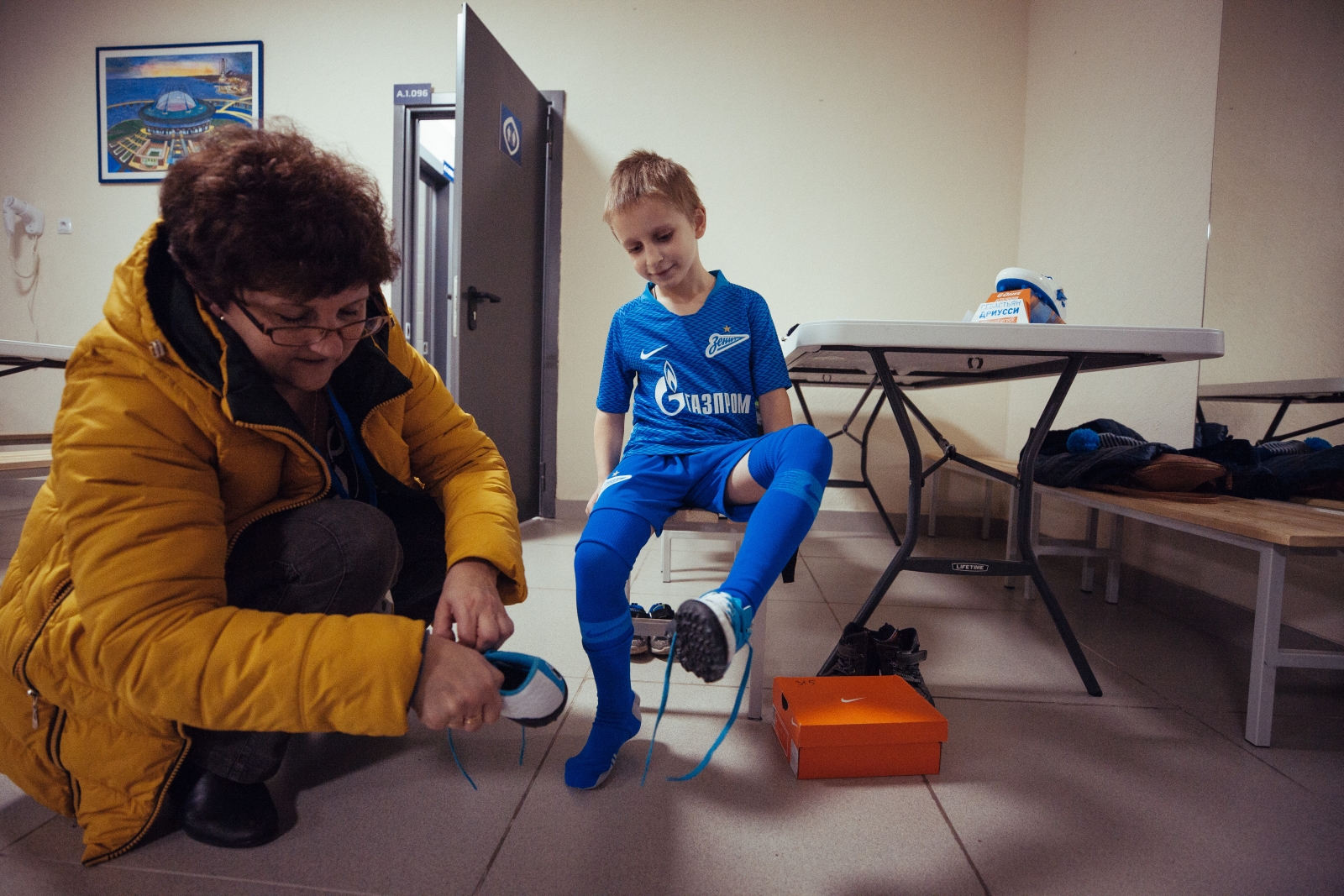Ярослав вручает награду G-Drive «Лучший игрок сентября» Себастьяну Дриусси, нападающему ФК «Зенит»