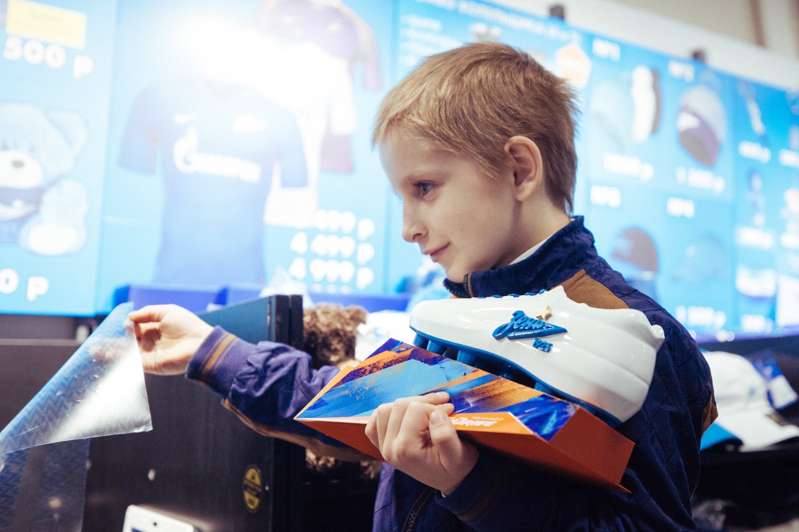 Ярослав вручает награду G-Drive «Лучший игрок сентября» Себастьяну Дриусси, нападающему ФК «Зенит»