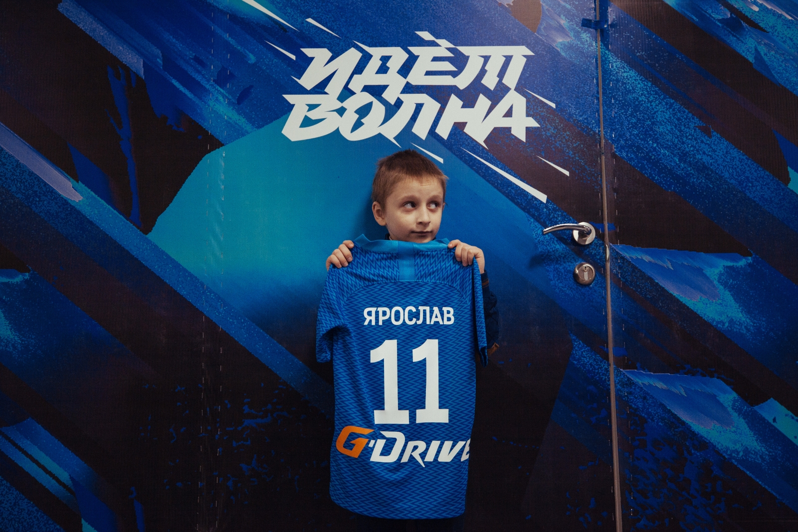 Ярослав вручает награду G-Drive «Лучший игрок сентября» Себастьяну Дриусси, нападающему ФК «Зенит»
