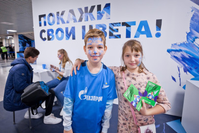 Фан-зона «Смотри+Арена» во время просмотра матча ЦСКА — «Зенит»