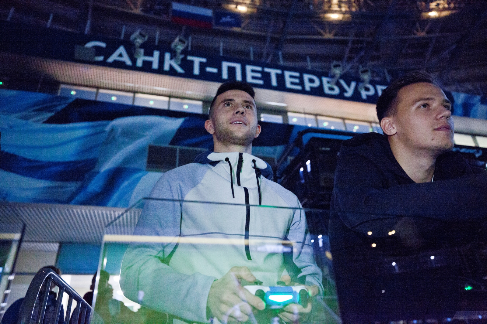 Фан-зона «Смотри+Арена» во время просмотра матча ЦСКА — «Зенит»