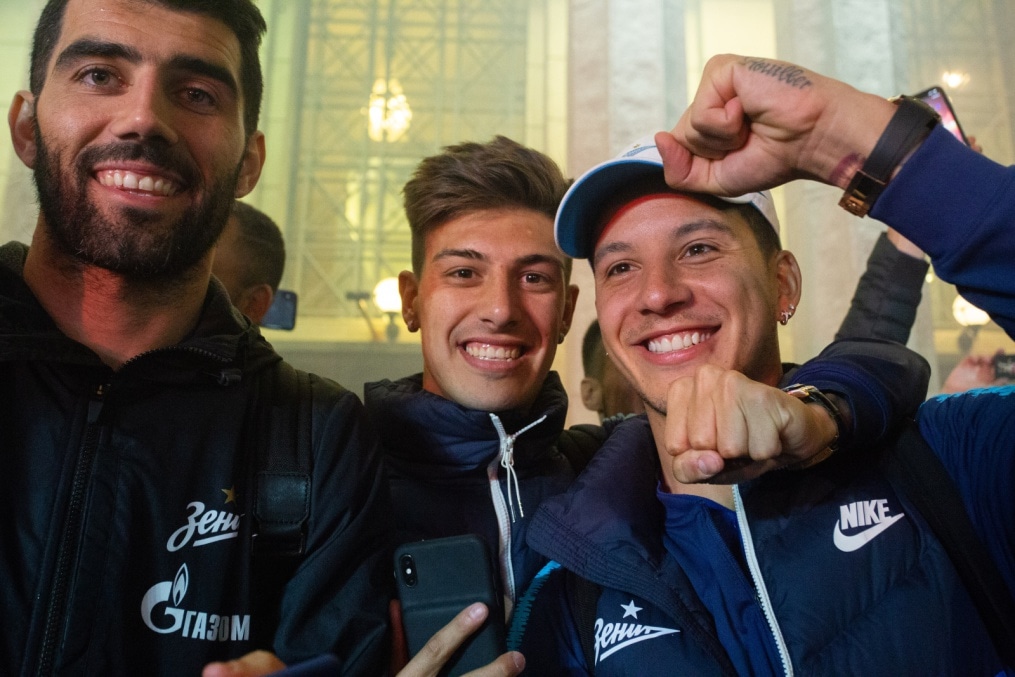 Чемпионы в Петербурге: болельщики встретили команду в «Пулково»