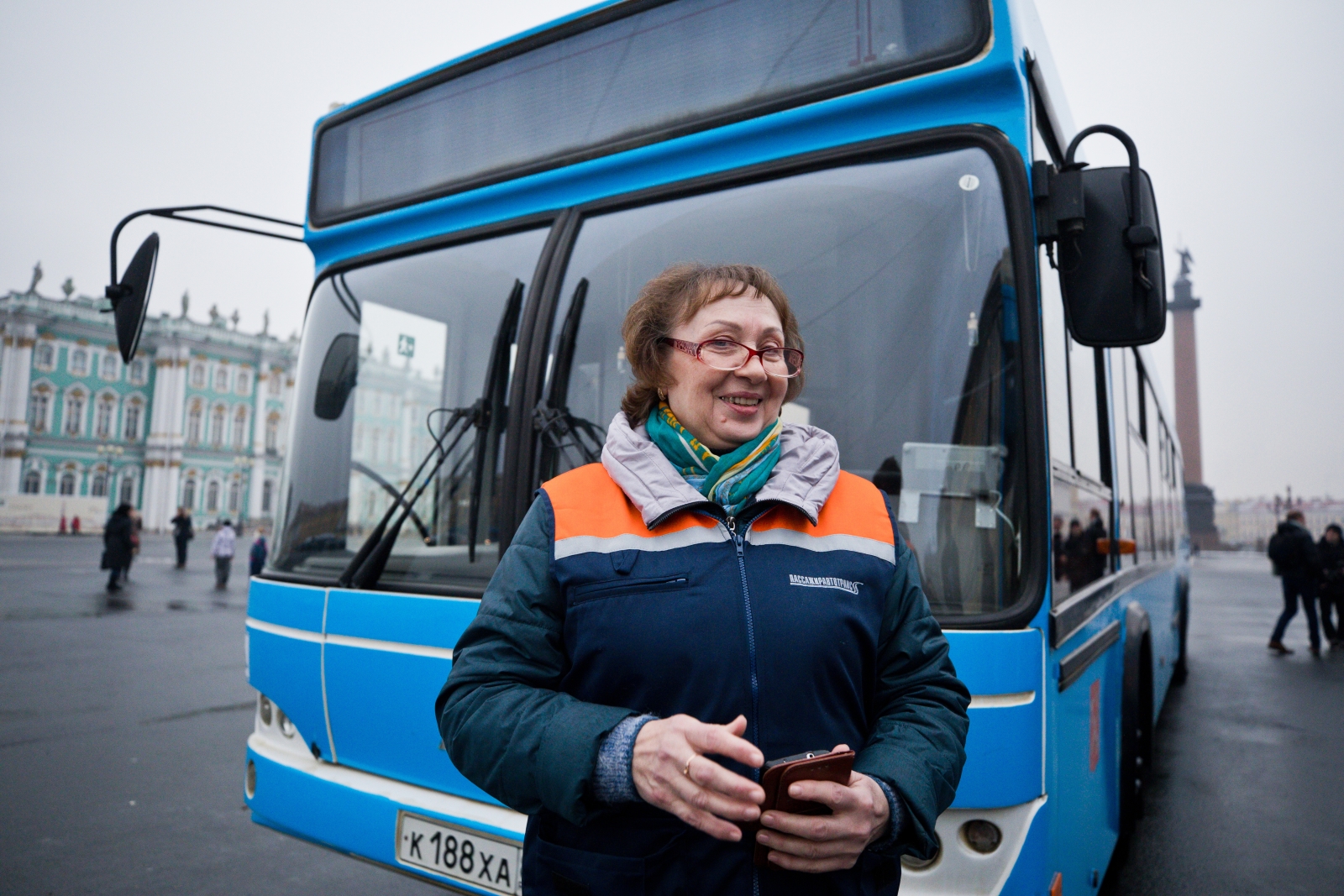 Путешествие зенитовцев на первых городских автобусах, оформленных в клубных цветах