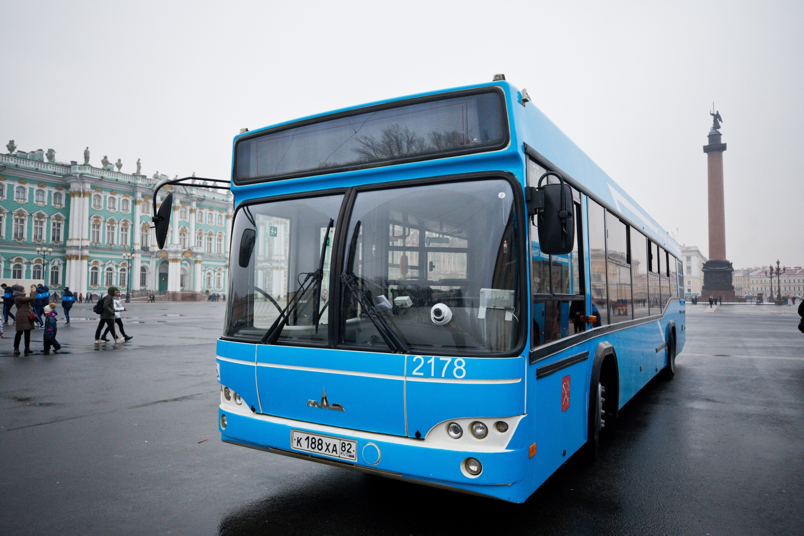 Путешествие зенитовцев на первых городских автобусах, оформленных в клубных цветах
