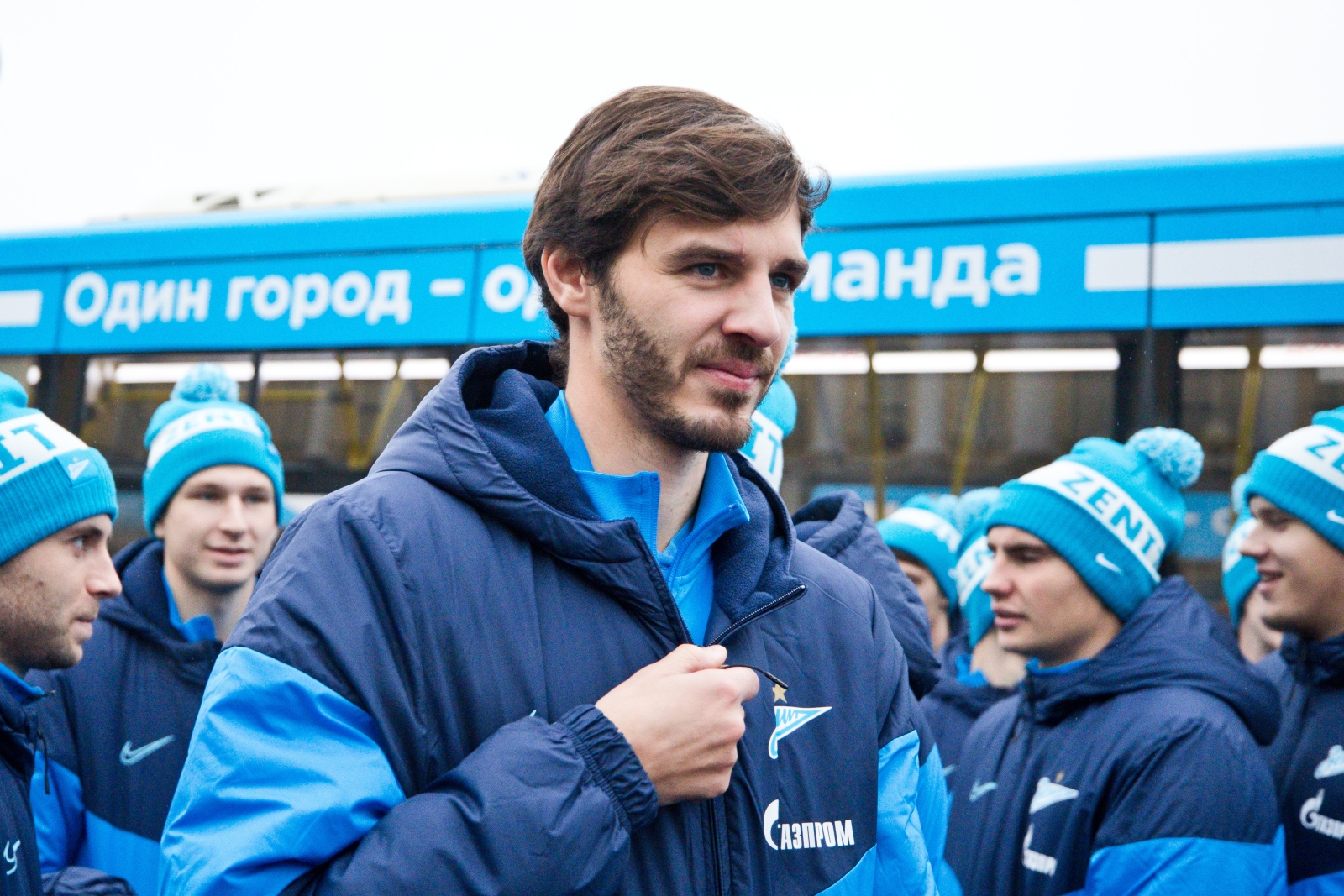 Путешествие зенитовцев на первых городских автобусах, оформленных в клубных цветах