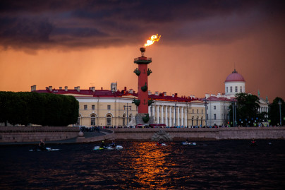 Перформанс фанатов на Стрелке Васильевского острова