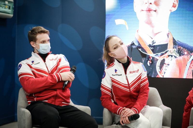 Чемпионы мира по фигурному катанию на матче «Зенит» — «Химки»