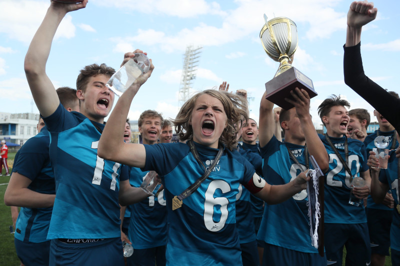 Церемония награждения «Зенита» U-16 кубком и золотыми медалями Чемпионов России