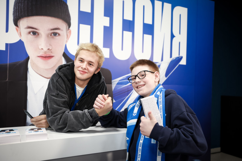 Автограф-сессия Леона Кемстач перед матчем с «Балтикой»