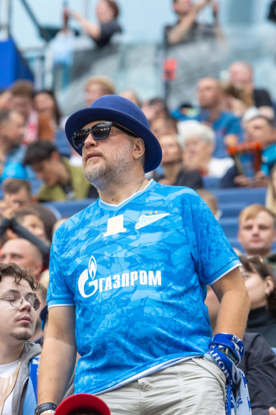 «Все в наших цветах»: болельщики на матче «Зенит» — «Спартак»