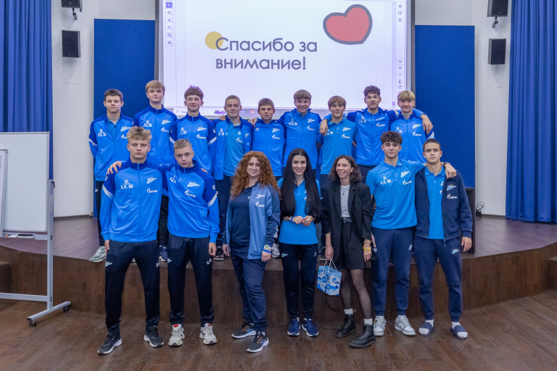 Представители ФГБУ «НМИЦ им. В.А. Алмазова» проводят лекцию для игроков Академии.