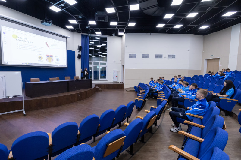Представители ФГБУ «НМИЦ им. В.А. Алмазова» проводят лекцию для игроков Академии.