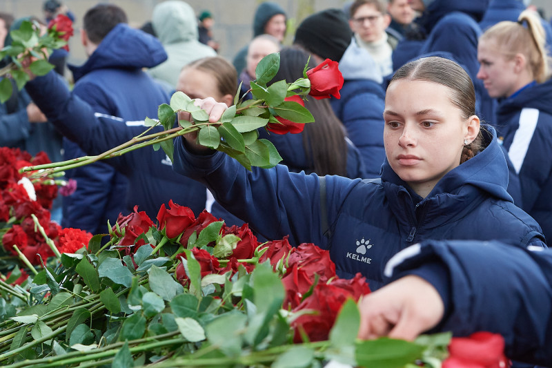 Торжественное возложение цветов на Пискаревском мемориальном кладбище в честь 80-летия Великой Победы