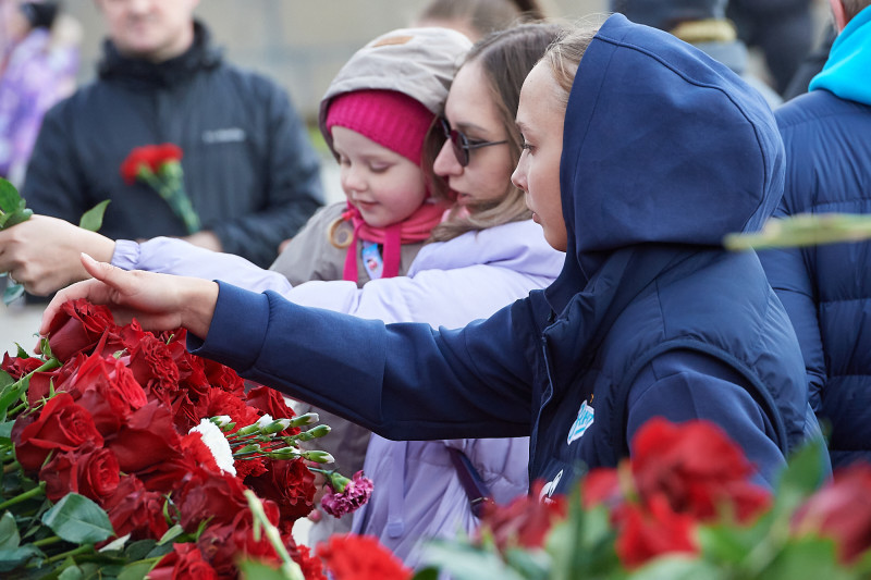 Торжественное возложение цветов на Пискаревском мемориальном кладбище в честь 80-летия Великой Победы
