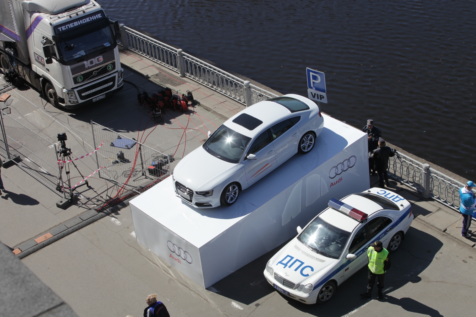 Автомобили Ауди на стадионе Петровский