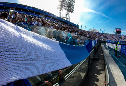 Болельщики «Зенитa» растянули на «Петровском» 133-метровый шарф
