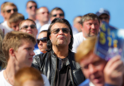 ПевецЮрий Охочинский во время матча Зенит — Локомотив