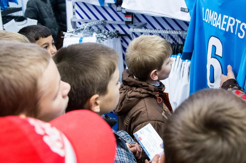 Слабовидящие дети вывели игроков «Зенита» на матче «Зенит» — «Спартак»