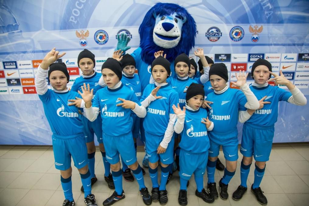 Слабовидящие дети вывели игроков «Зенита» на матче «Зенит» — «Спартак»
