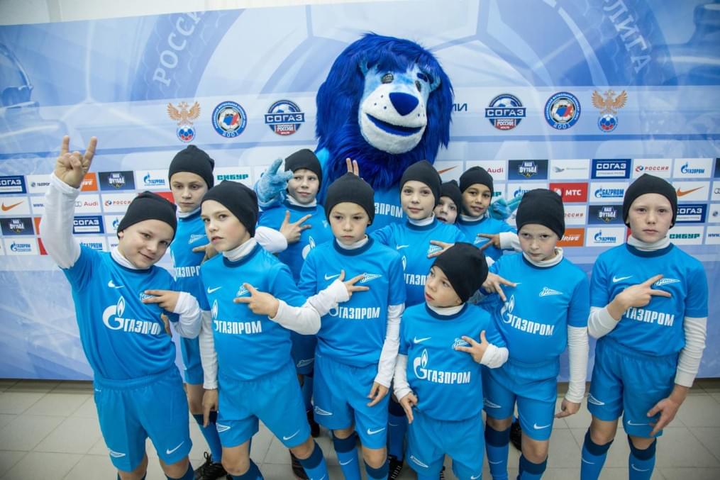 Слабовидящие дети вывели игроков «Зенита» на матче «Зенит» — «Спартак»