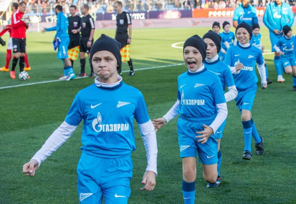 Слабовидящие дети вывели игроков «Зенита» на матче «Зенит» — «Спартак»