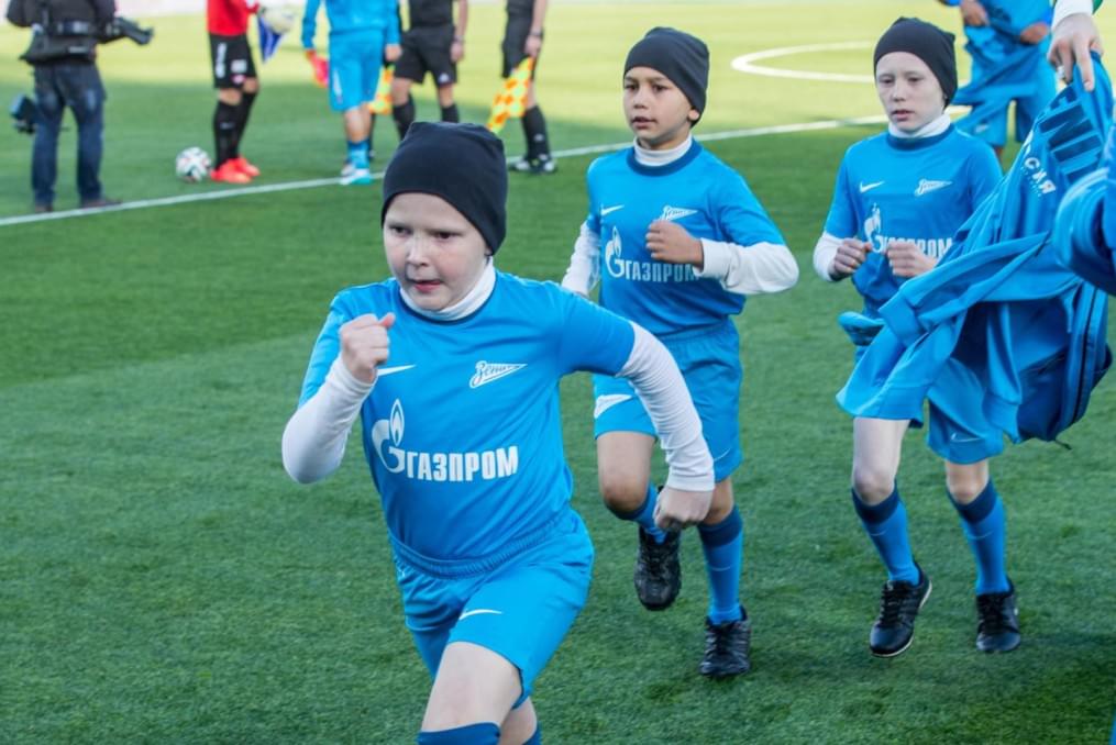 Слабовидящие дети вывели игроков «Зенита» на матче «Зенит» — «Спартак»