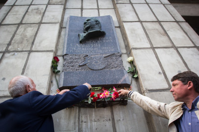 Возложение цветов к мемориальной доске Павла Федоровича Садырина на Московском проспекте.