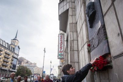 Возложение цветов к мемориальной доске Павла Федоровича Садырина на Московском проспекте.