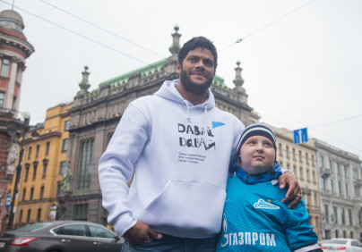 «Давай-давай!»: Халк спел на Невском проспекте, чтобы помочь больным детям