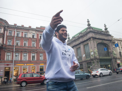 «Давай-давай!»: Халк спел на Невском проспекте, чтобы помочь больным детям