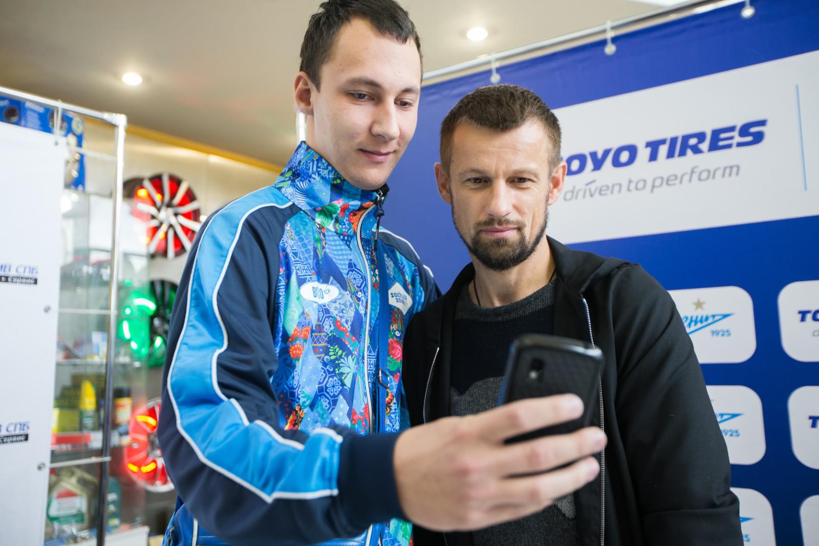 Автограф-сессия Сергея Семака, тренера «Зенита»
