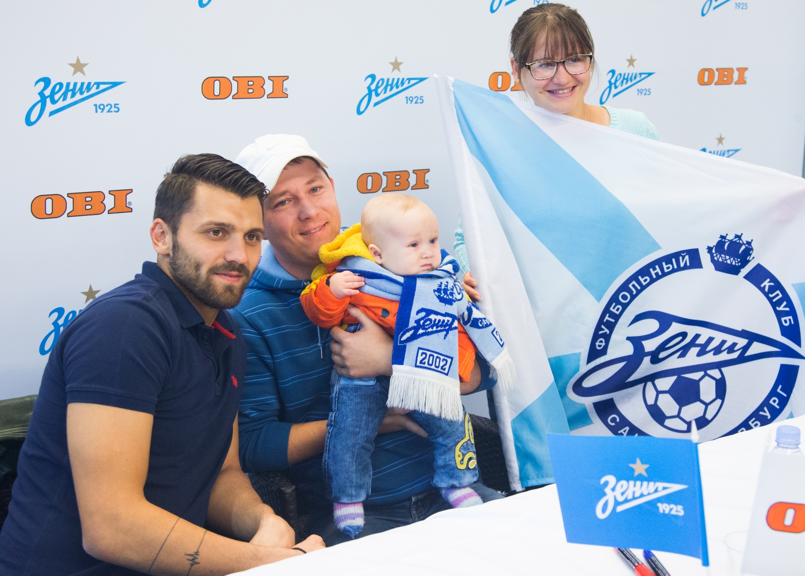 Автограф-сессия вратаря «Зенита» Юрия Лодыгина