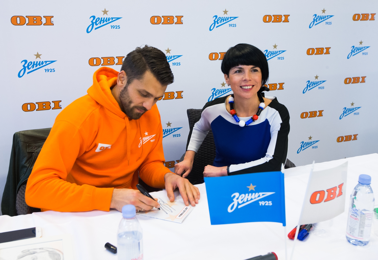 Автограф-сессия вратаря «Зенита» Юрия Лодыгина