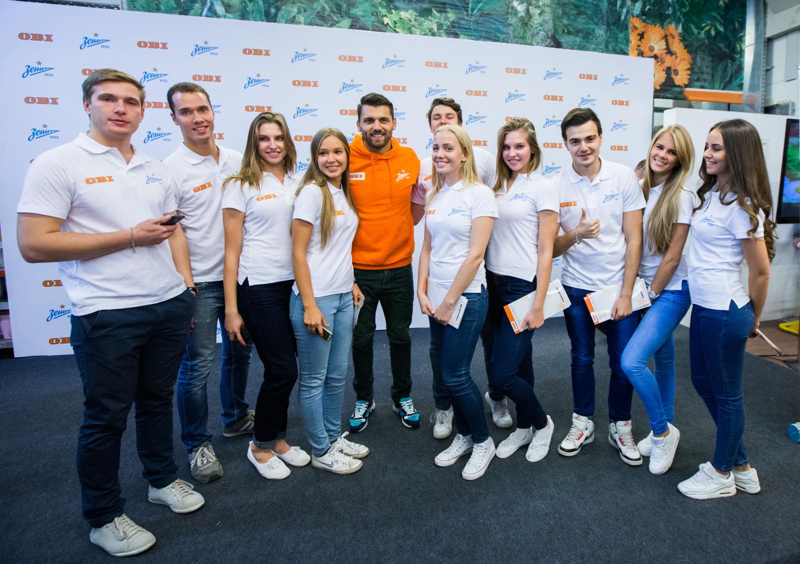 Автограф-сессия вратаря «Зенита» Юрия Лодыгина