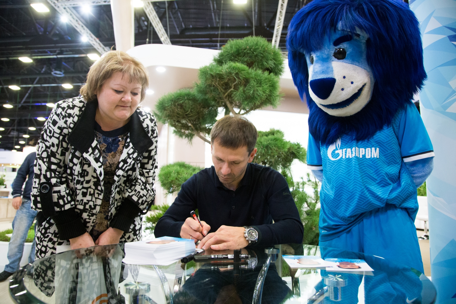 Автограф-сессия Константина Зырянова, полузащитника «Зенита»