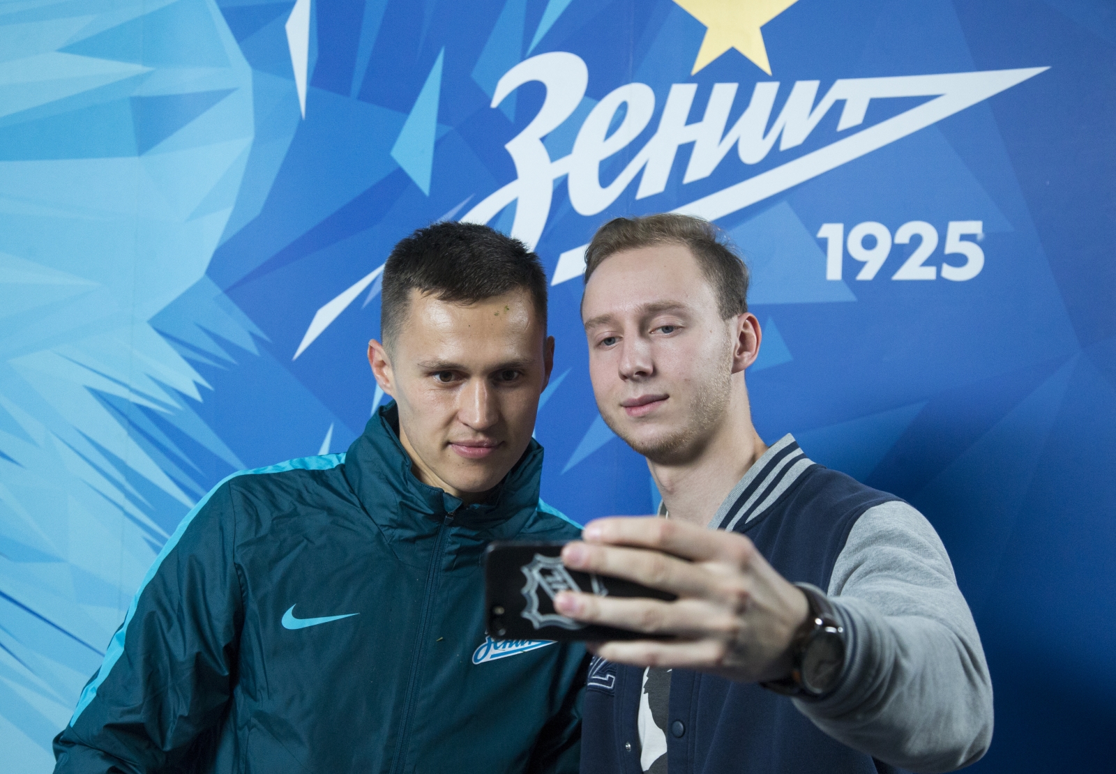 Автограф-сессия полузащитников «Зенита» Олега Шатова и Александра Рязанцева