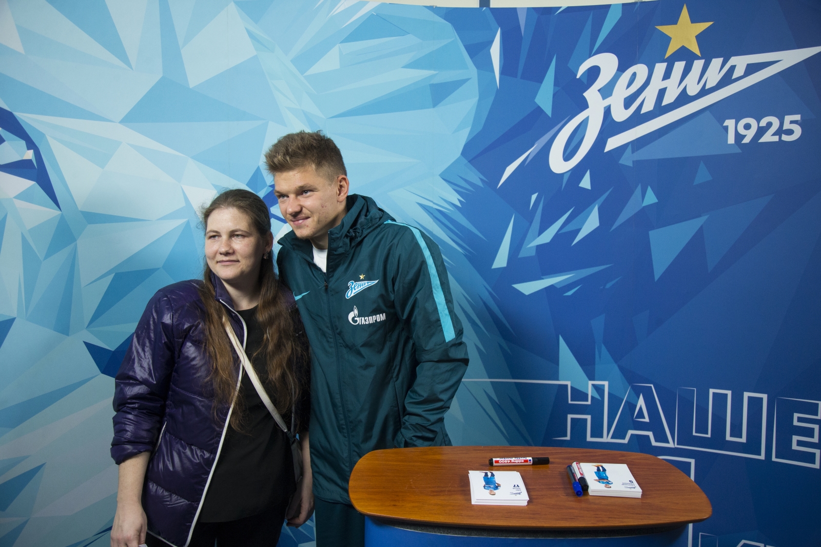Автограф-сессия полузащитников «Зенита» Олега Шатова и Александра Рязанцева