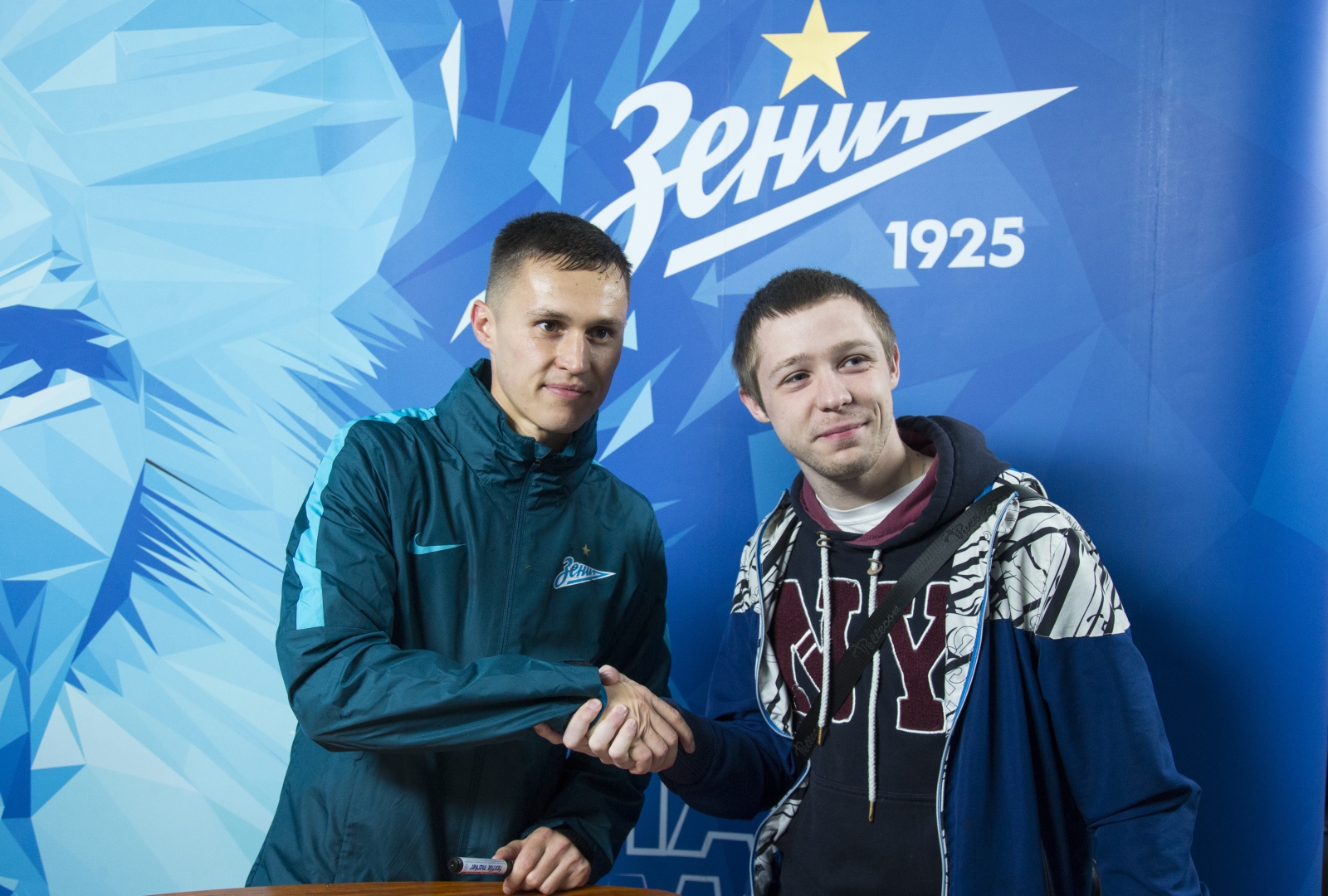 Автограф-сессия полузащитников «Зенита» Олега Шатова и Александра Рязанцева