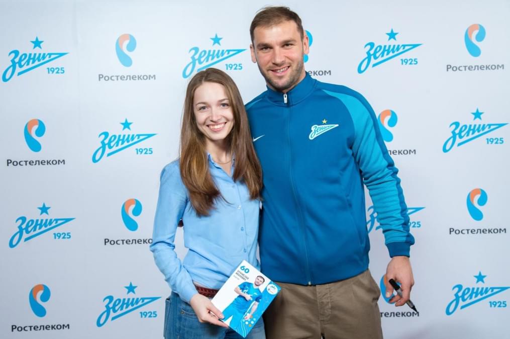 Автограф-сессия Бранислава Ивановича, защитника ФК «Зенит»