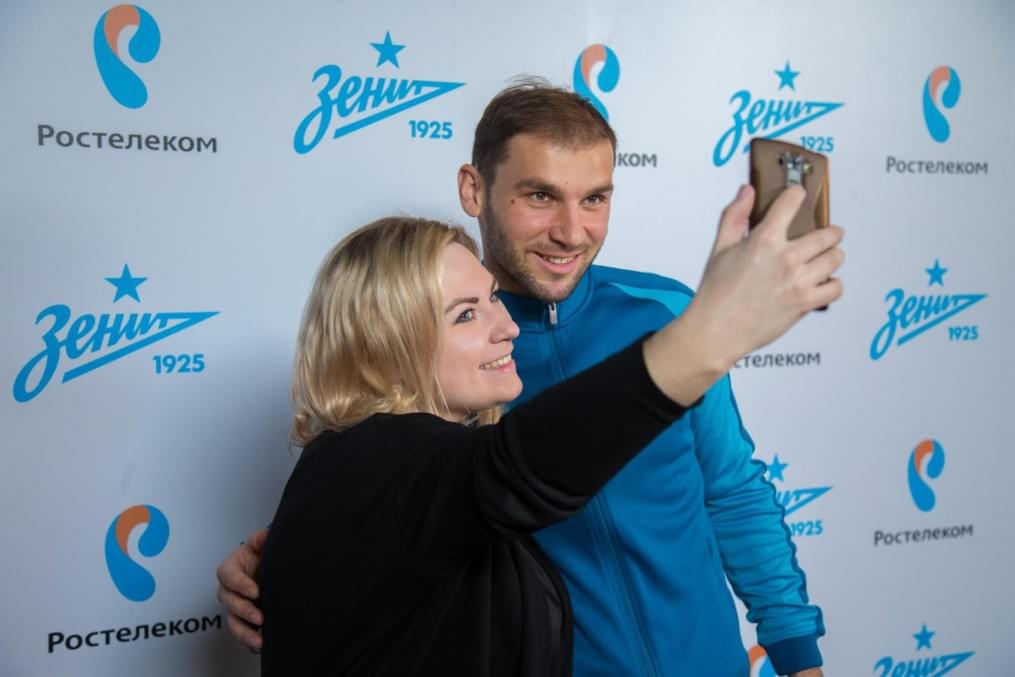 Автограф-сессия Бранислава Ивановича, защитника ФК «Зенит»