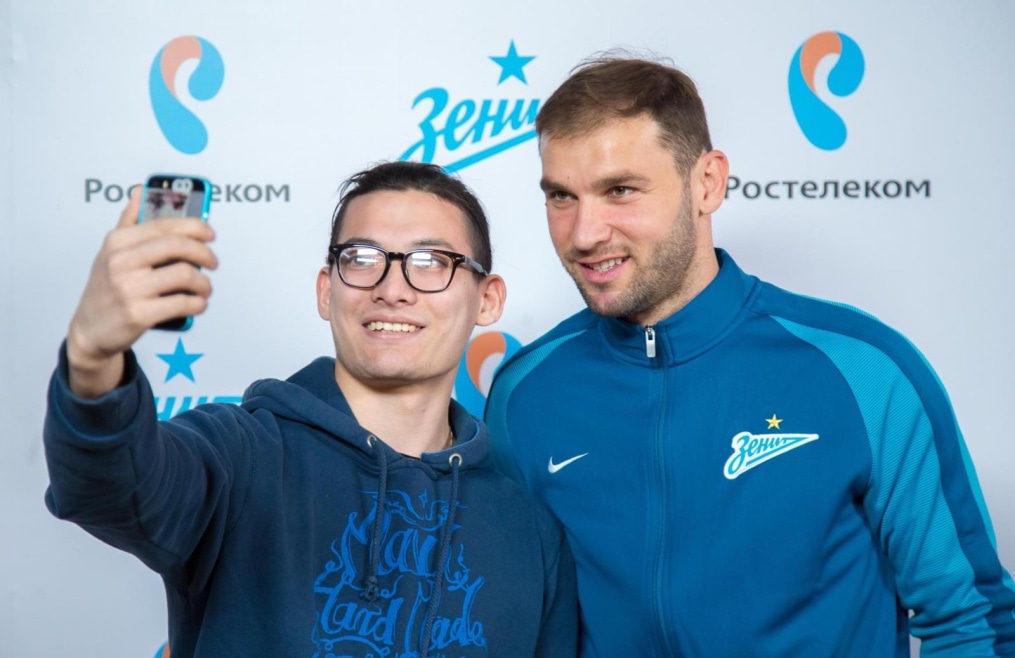 Автограф-сессия Бранислава Ивановича, защитника ФК «Зенит»